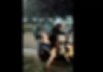 Ribuan Laron Turun Ke Jalan, Beberapa Pemotor Berjatuhan