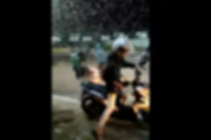 Detik-detik beberapa pemotor berjatuhan lantaran diganggu ribuan laron yang turun ke jalan.