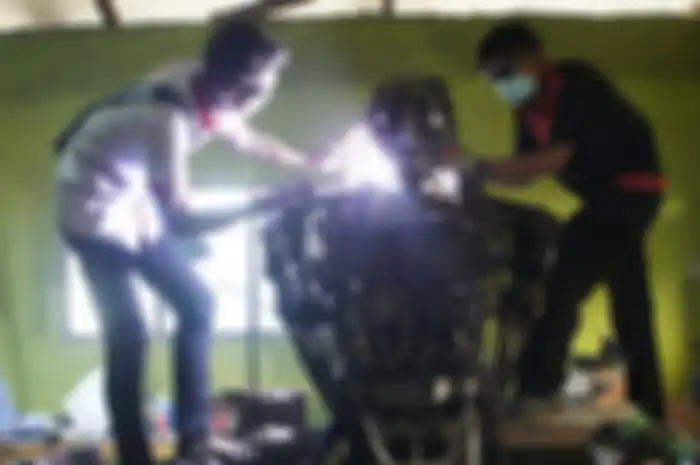 Siswa-siswi SMK membuat patung robot polisi dari spare part motor