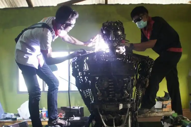 Super Kreatif, Kumpulkan Spare Part Motor Bekas, Siswa SMK Bikin Robot Polisi