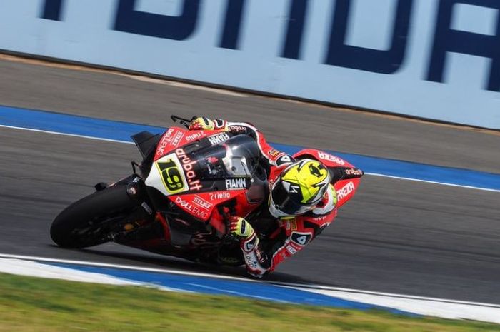 Alvaro Bautista, saat latihan bebas pertama WSBK di Sirkuit Buriram, Thaland, pada Jumat (15/3/2019)