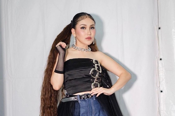 Presenter Wendy Cagur komentari aksi Ayu Ting Ting yang mendadak dirangkul pembalap Moto GP asal Prancis, Fabio Quartararo.