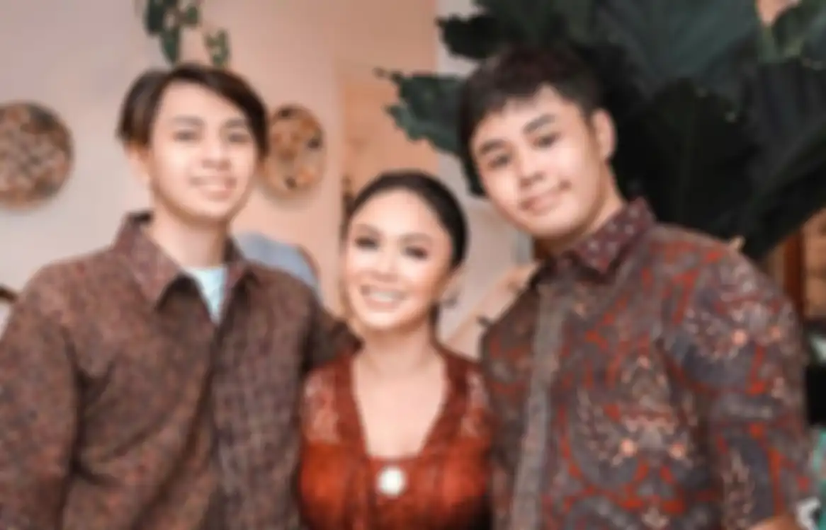 Yuni Shara dan kedua anak bujangnya.