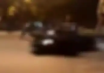 Ngeri! Video Detik-detik Mobil Lagi Drift Liar Menabrak Motor Sampai Terpental di Bandung