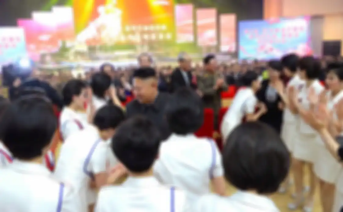 Kim Jong Un sedang menyalami anggota Moranbong