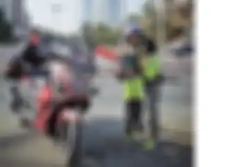 Usung Misi Mulia, Duet Bapak dan Anak Turing Naik Yamaha NMAX  Lintas Negara, Netizen Sampai Terharu