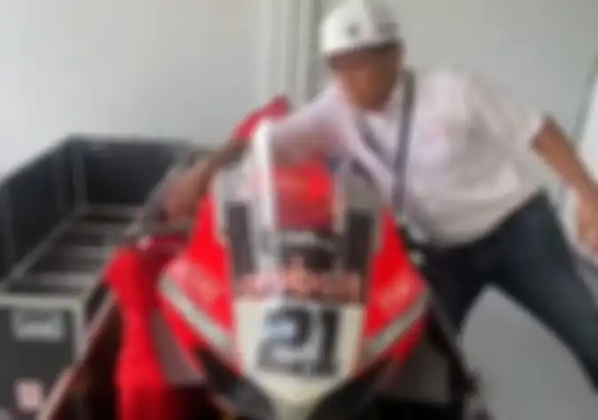 Salah satu staf sirkuit Mandalika melakukan melakukan pembongkaran logistik WSBK secara ilegal.