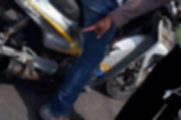 Petugas kepolisian mengamankan peserta kampanye yang menggunakan knalpot brong