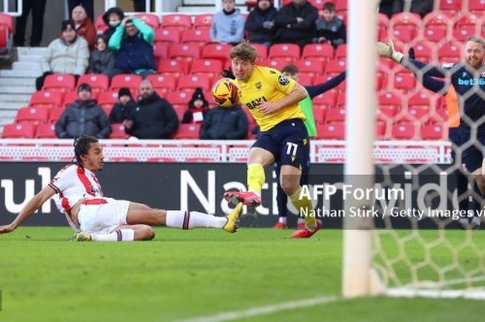 Calon bomber naturalisasi Timnas Indonesia, Ole Romeny, nyaris mencetak gol di laga debutnya bersama Oxford United.