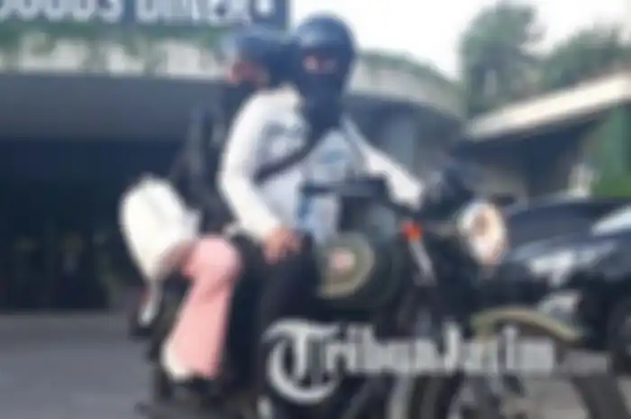 Wakil Bupati Trenggalek Muhammad Nur Arifin saat menggonceng istrinya, Novita Hardini, pada Minggu (26/2/2018).