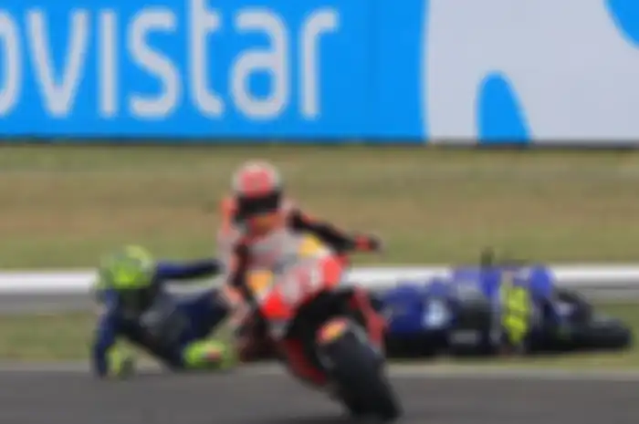 Senggolan antara Marquez dan Rossi di GP Argentina April 2018, berujung terjatuhnya Rossi.