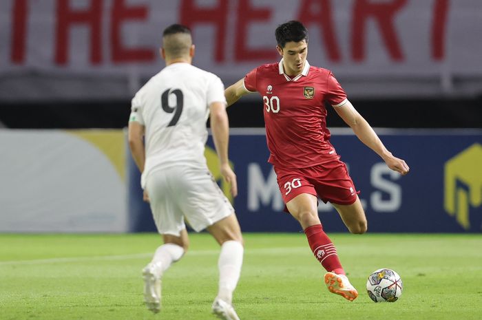 Aksi pemain Timnas Indonesia, Elkan Baggott, dalam pertandingan uji coba melawan Timnas Palestina, Rabu (14/6/2023).