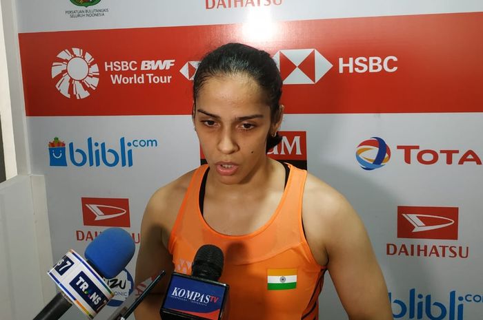 Pebulu tangkis tunggal putri India, Saina Nehwal, diwawancarai para awak media usai laga final Indonesia Master.