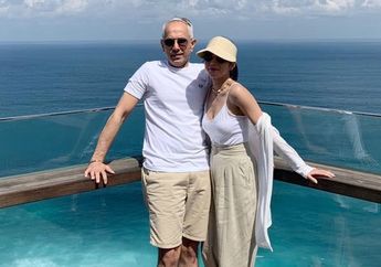 Selfie di Mobil Mewah dengan Suami, Bunga Zainal Dituding Foto Bareng Sang Kakek Oleh Netizen Usil