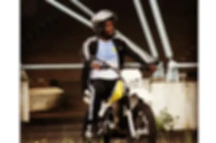 Michael Essien saat menunggangi motor trail di Bandung
