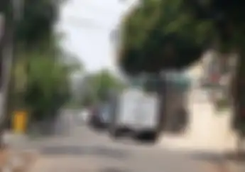 Parkir Menghalangi Jalan Umum, Warga Heboh Bikin Spanduk Kaya Begini