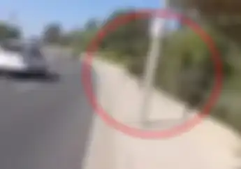 Ngilu! Video Detik-detik Seorang Bikers Hampir Nabrak Tiang Listrik