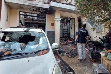Polisi saat olah TKP kebakaran terjadi di Perumahan Metland Puri Blok B, Petir, Cipondoh, Kota Tangerang, Selasa (9/11/2021). 