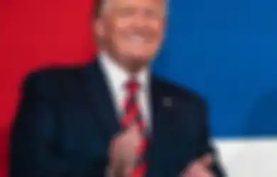 Trump Positif Corona, Netizen Fokus dengan Warna Kulit Wajahnya yang Berbeda dari Biasanya, Ada Apa?