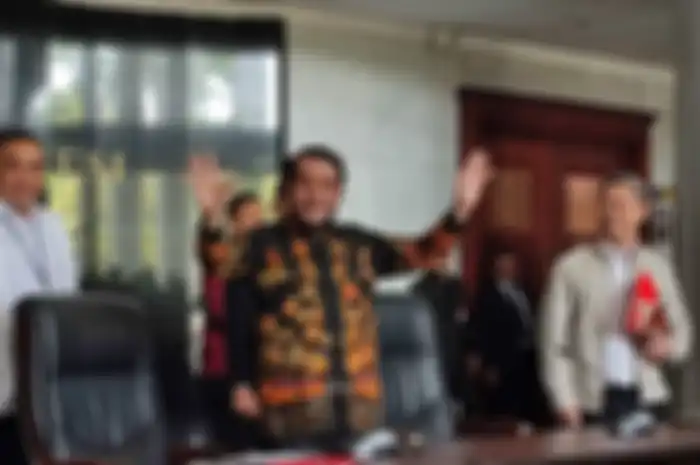 Karier Anwar Usman ternyata diawali sebagai seorang guru honorer. Kini jadi buah bibir setelah keputusannya sebagai Ketua MK dianggap memuluskan jalan Gibran Rakabuming Raka sebagai cawapres.