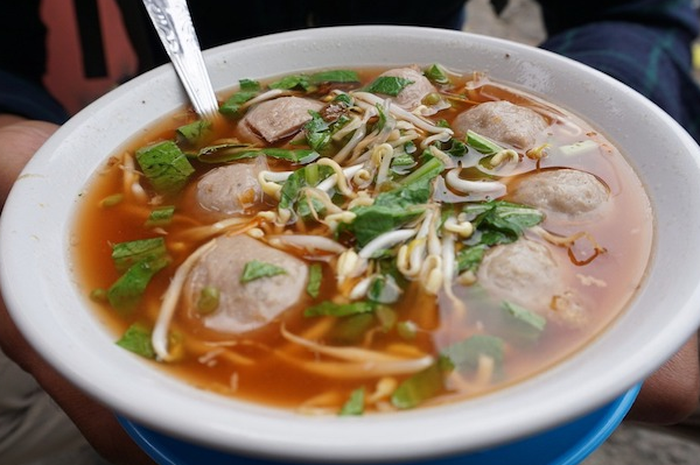 Bakso kuah adalah salah satu kuliner yang populer di Indonesia.