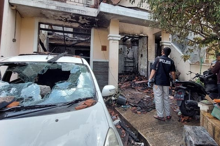 Polisi saat olah TKP kebakaran terjadi di Perumahan Metland Puri Blok B, Petir, Cipondoh, Kota Tangerang, Selasa (9/11/2021). 