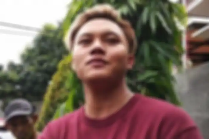 Penyanyi Rizky Febian memberi keterangan tentang kematian ibunya, Lina, di Jalan Neptunus, Bandung, Jawa Barat, Sabtu (4/1/2020).