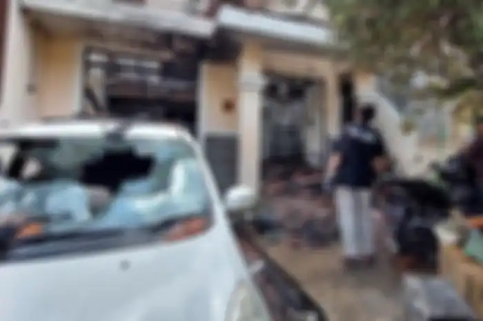 Polisi saat olah TKP kebakaran terjadi di Perumahan Metland Puri Blok B, Petir, Cipondoh, Kota Tangerang, Selasa (9/11/2021). 