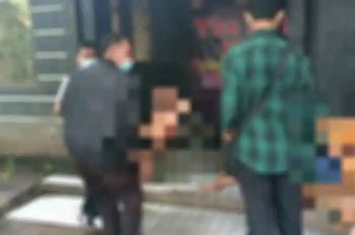 Polisi saat mengevakuasi tiga wanita yang mengaku disekap di sebuah kafe di Kabupaten Buleleng, Bali. 