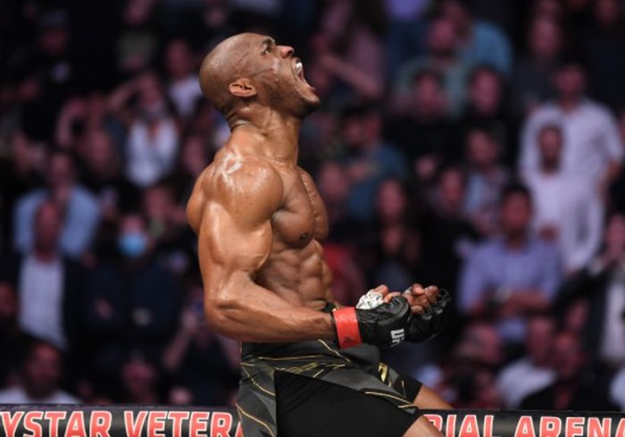 Juara kelas welter UFC, Kamaru Usman, saat merayakan kemenangan atas Jorge Masvidal pada UFC 261, Minggu (25/4/2021).