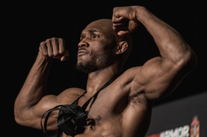 Juara kelas welter UFC, Kamaru Usman, saat sesi timbang badan pada ajang UFC 261, Jumat (23/4/2021).