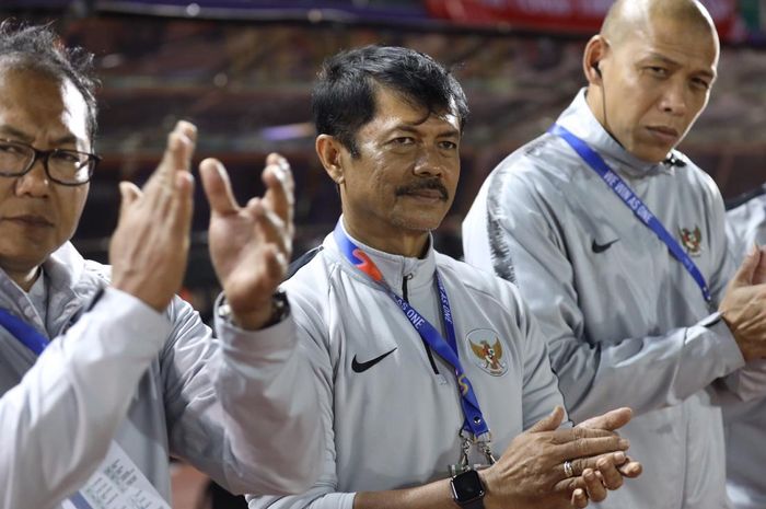 Pelatih Indra Sjafri dan staffnya bersiap di pinggir lapangan jelang laga Grup B SEA Games 2019 kontra Brunei pada Selasa (3/12/2019).