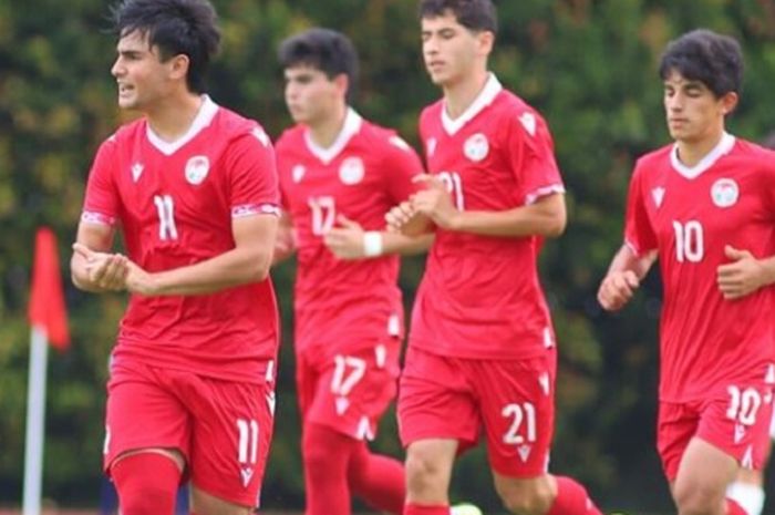 Para pemain Timnas U-17 Tajikistan saat merayakan gol sebelum menutup laga melawan Guam dengan skor 33-0 di Kualifikasi Piala Asia U-17 2024, Rabu (23/10/2024).