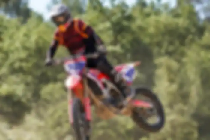 Gak ngaruh dengan santer kabar posisi Alex Marquez direbut Pol Espargaro di MotoGP 2021. Alex Marquez santai tetap fokus latihan ngegas motor motocross
