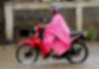 Simak! Mau Aman Naik Motor Saat Musim Hujan? Ini 5 Tips Biar Enggak Sengsara di Jalan