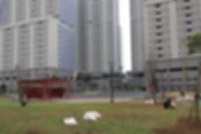Beberapa petugas Brimob sedang berjalan di kawasan Wisma Atlet Kemayoran (24/6/2019)