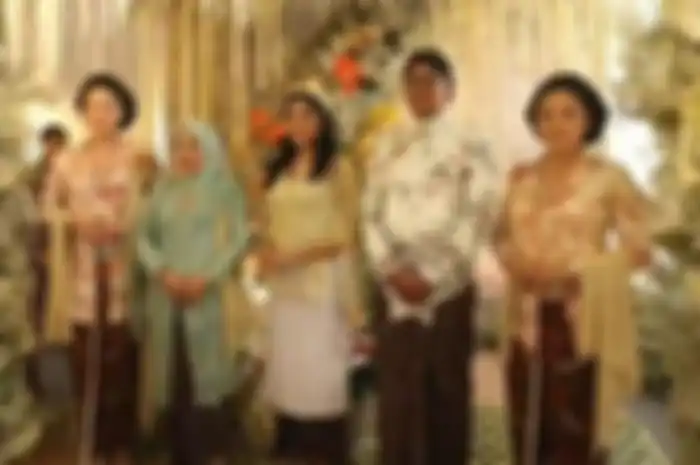 Erina Gudono bersama keluarganya saat momen siraman.