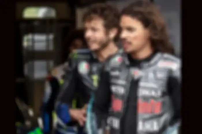 Valentino Rossi (kiri) dan Franco Morbidelli (kanan) saat latihan bareng di sirkuit Mugello, Italia. Kepastian gabung di Petronas Yamaha SRT baru diumumkan di sirkuit Jerez, (19/7/2020) nanti