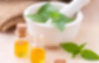 Coba Sekarang Juga! Uban yang Ada di Kepala Bisa Teratasi dalam Sekejap dengan Manfaatkan Minyak Kayu Putih, Begini Cara Penggunaannya