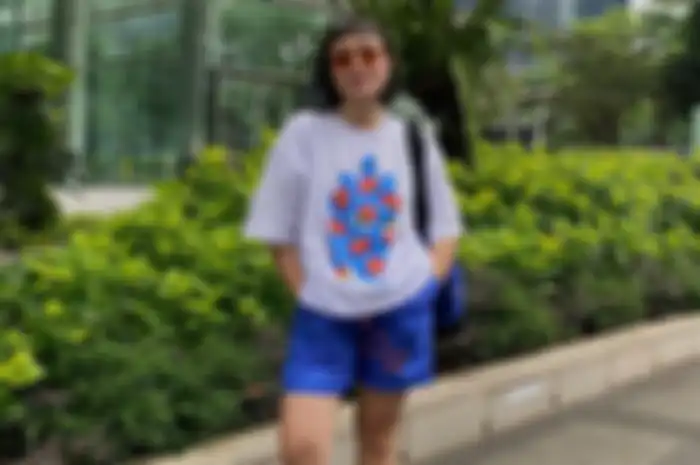 Ide outfit santai pakai celana pendek