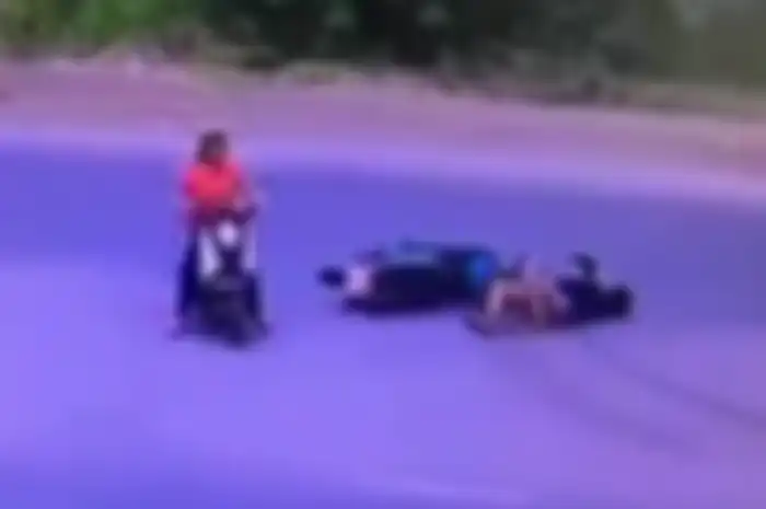 Emak-emak ini malah jalan kayak enggak berdosa