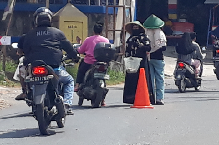 Meminta sumbangan di tengah jalan