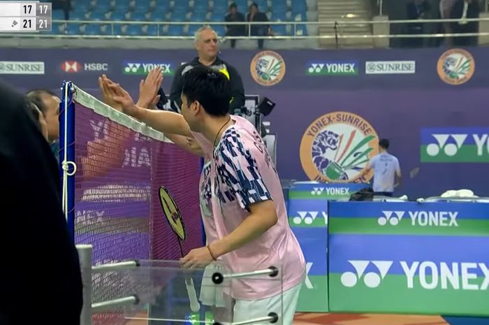 Ganda campuran Malaysia, Goh Soon Huat/Lai Shevon Jemie saat bersalaman dengan pasangan Indonesia Rinov Rivaldy/Lisa Ayu Kusumawati usai menang di babak pertama India Open 2025 di Indira Gandhi Sports Complex, New Delhi, India, Rabu (15/1/2025).