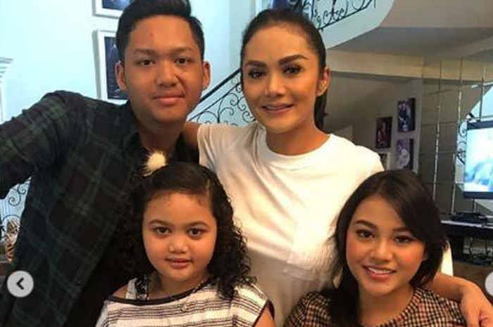 Bukti Kejanggalan pada Chat Antara Aurel dan Krisdayanti, Sang Diva Beralasan Tak Sering Pegang Handphone Tapi Ketahuan Update Status