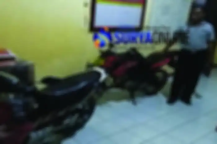 Barang bukti sepeda motor pelaku yang diamankan di Mapolsek Kendit.