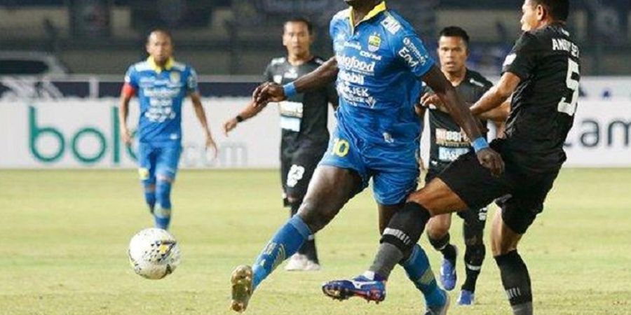 Kondisi Terkini Bomber Persib Ezechiel N'Douassel yang Dibekap Cedera Bahu