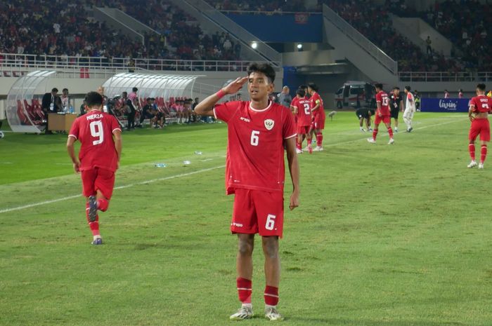 Pemain timnas U-16 Indonesia, Evandra Florasta, melakukan selebrasi setelah mencetak gol ke gawang Filipina pada laga ASEAN Cup U-16 2024 di Stadion Manahan, Solo, Senin (24/6/2024).