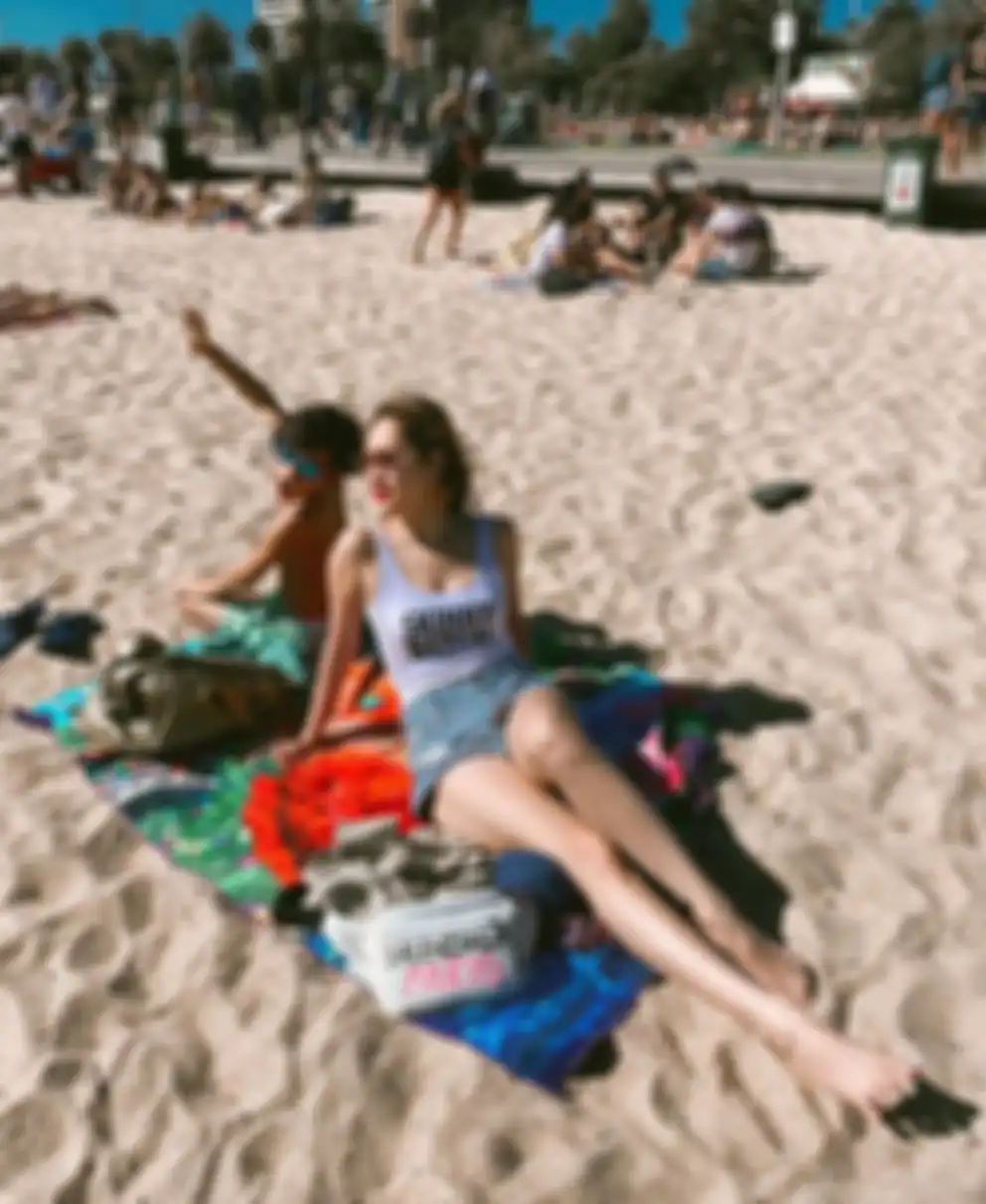 Gaya seksi BCL dan Noah Sinclair saat di pantai