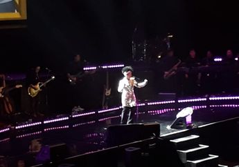 Nyanyikan Lagu dengan Musik Slow, Yura Yunita Minta Penonton untuk Saling Berpegangan Tangan