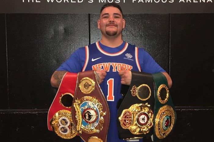 Andy Ruiz Jr berpose dengan keempat sabuk juara yang ia menangkan usai mengalahkan Anthony Joshua pada 1 Juni 2019.